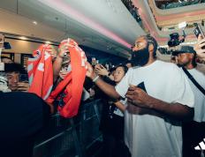 问鼎- 哈登关键节点回归赛场,巴塞罗那带队取胜了吗 