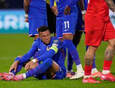 问鼎-姆巴佩在法国队比赛中比分优势明显，挺进下一轮引发热议！的简单介绍