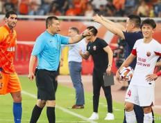 问鼎-今夜阿斯顿维拉备战亚冠，临场应变细节曝光，压力陡增，临场指挥获称赞(皮亚佐拉遗忘简介)