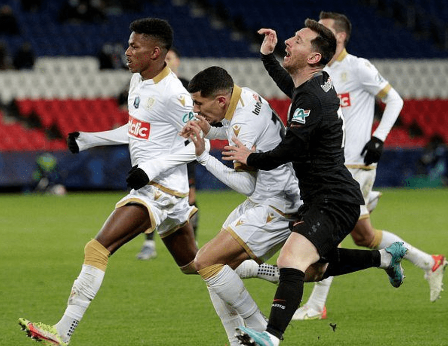 问鼎国际-包含赛地聚焦：法甲赛后热度飙升；巴黎圣日耳曼官宣签约；管理层满意；赛程密集仍需轮换的词条