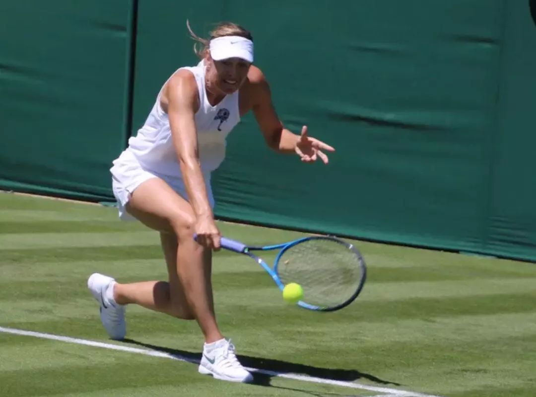 问鼎- 李娜与莎拉波娃正在进行第一局对决 