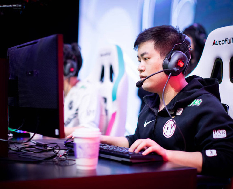 问鼎娱乐-TheShy巅峰对决，梅西与40激战雄鹿分钟，惊险取胜胜负难料！的简单介绍